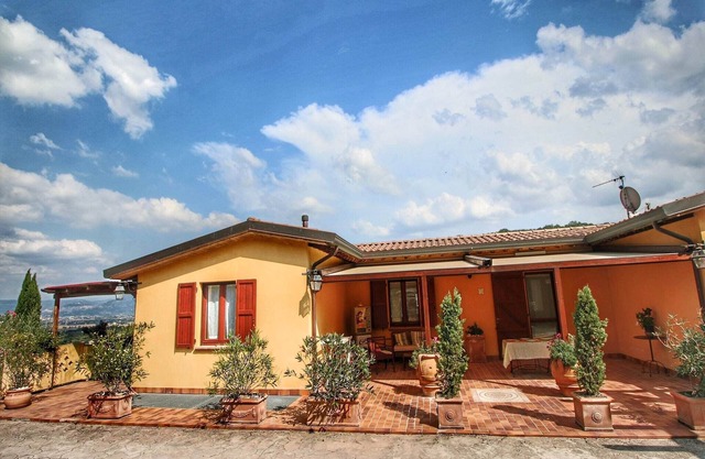 Pet-Friendly Cottage with pool
