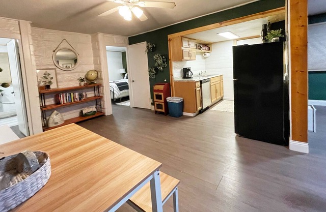 Pet Friendly Cozy Cottage 1/2 Mile from Mt. Rainier