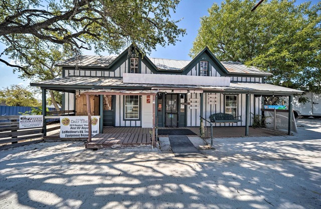 Pet-friendly Harper Farmhouse w/Large Deck!