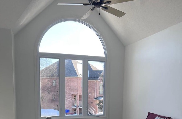 Pet Friendly Home, 10 Mins from Downtown Ottawa