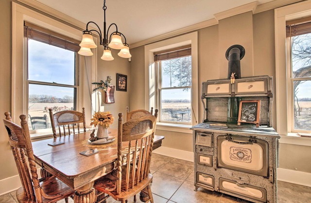 Pet-friendly Home: Grill & Fire Pit in Manhattan