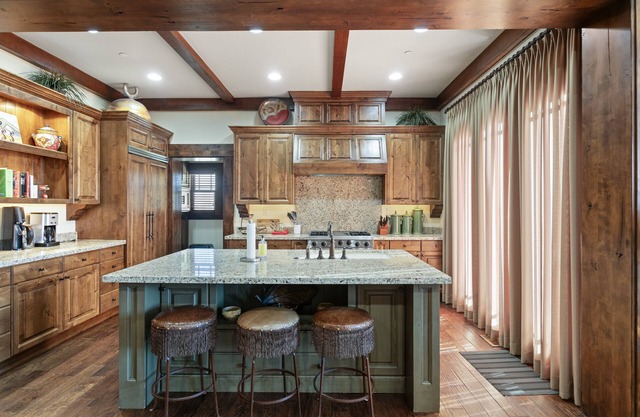 Pet friendly home in Tuhaye, luxury home office, private hot tub, fire table