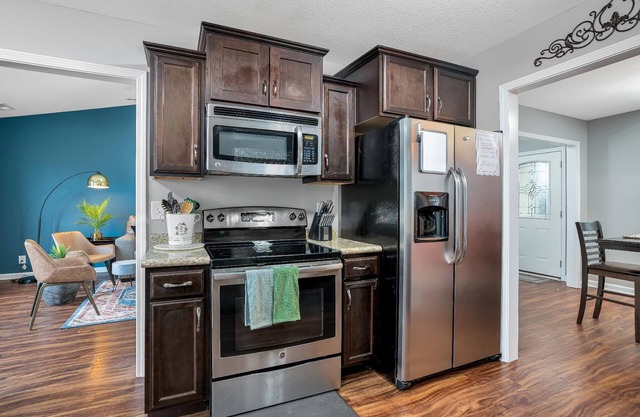 Pet Friendly home w/3 Bed /2 Bath and Fenced Back Yard
