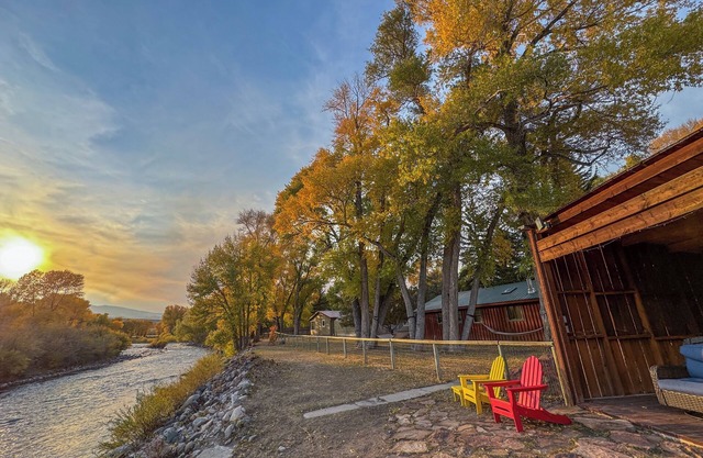 Pet Friendly King Suite w/Riverfront Access, Hot tub, Parking & Mountain Views