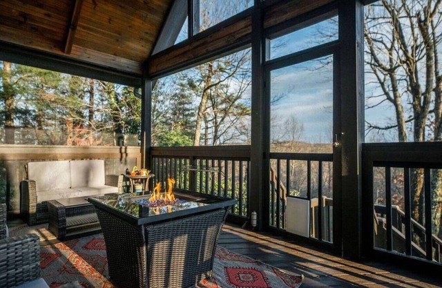 Pet friendly! Mountain views and only 20 mins to Brevard!