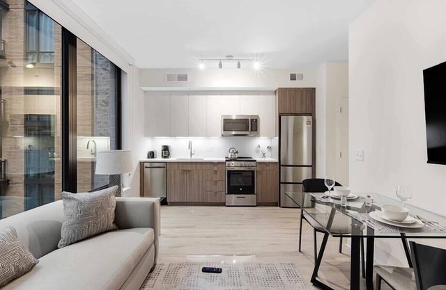Pet Friendly near Union Station | Full Kitchen | Steps to Metro