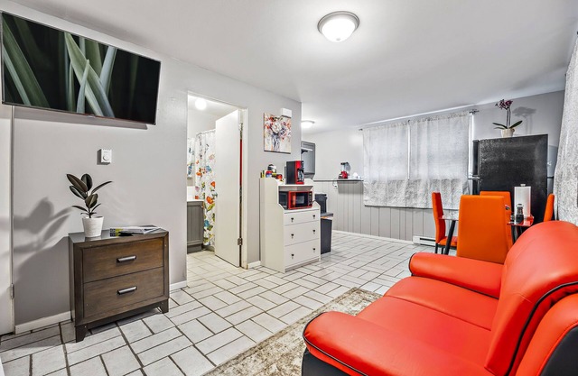 Pet Friendly/RedStudio1116F/FastWiFi/BigTV/FreePKG/near Downtown Aurora.