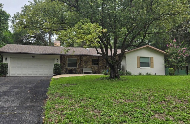 Pet friendly remodeled home in Rio Vista offering private Rainbow River access