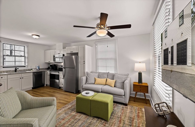 Pet-friendly Renovated Apt Steps to Forsyth, Coffee Shops by Lucky Savannah