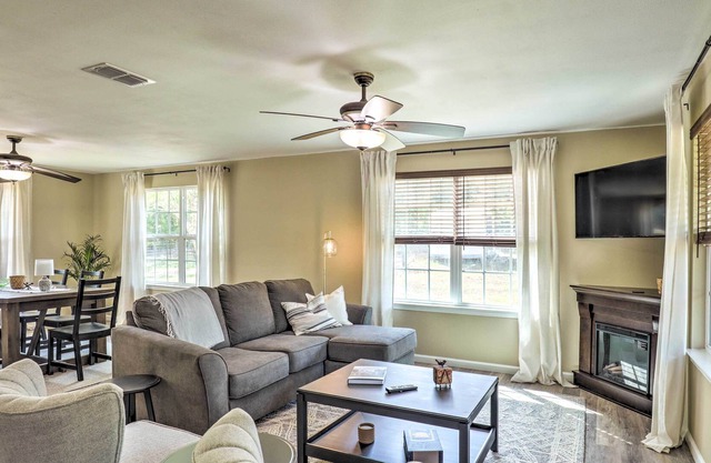 Pet-Friendly Retreat < 5 Mi to Bastrop Lake!