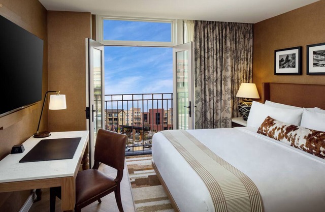 Pet-Friendly Retreat w/Private Parking, Kitchenettes Near Local Sightseeing!
