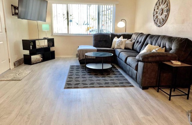 Pet Friendly Sleeps 12 near Garden of the Gods AF