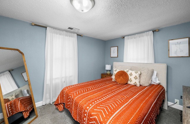 Pet Friendly & Spacious 3 BR in Silvis + Garage