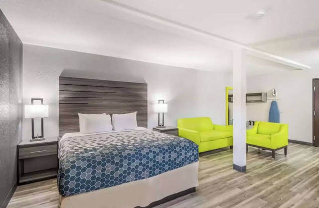 Pet-friendly Stay @ Interstate 35 w/Free Parking