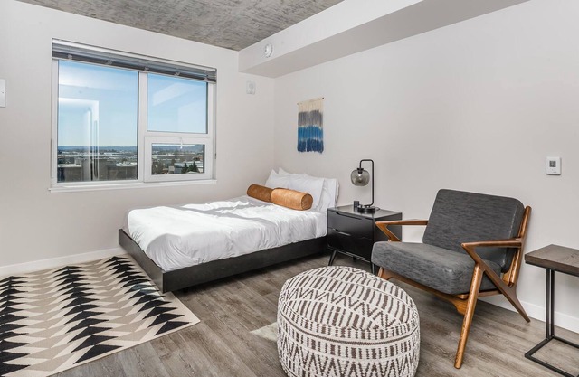 Pet-Friendly Studio in Tukwila Near Kaiser, w/ Gym