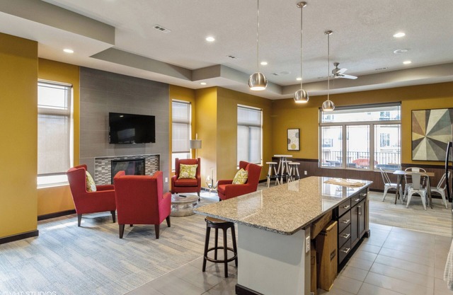 Pet friendly1-bedroom with WiFi, pool, and gym in superb West Des Moines.