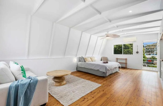 Pet friendly100m to Beach and Cafe