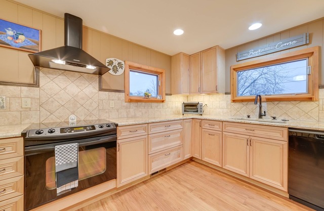 Petoskey Home ~ 5 Mi to Downtown & Bayfront Park!