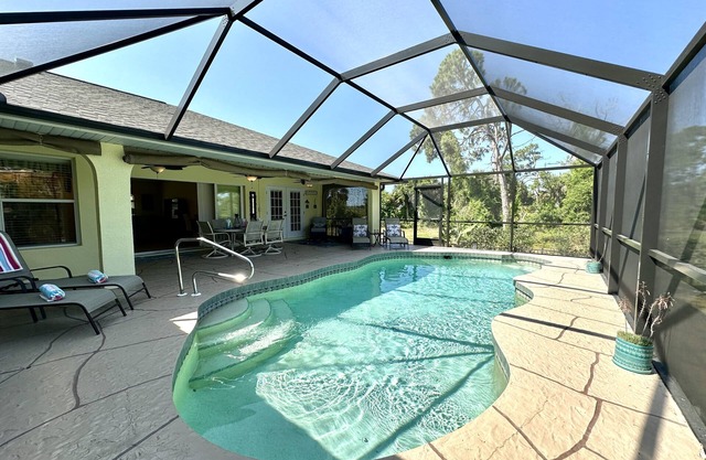 Pets allowed! Private pool. Relax in style!