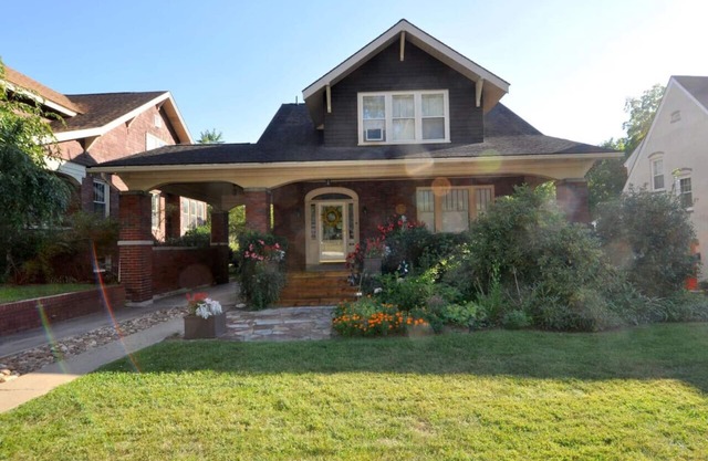 Pets, hot tub, screen porch, wifi, fenced yard, king bed, town