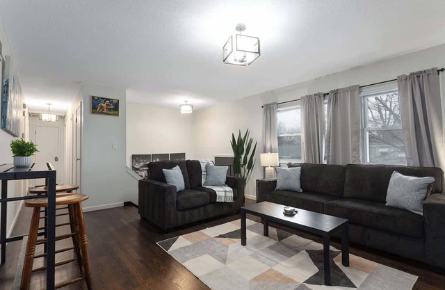 Pets Welcome Close to DT Lees Summit, Walk to Shops|5 King Beds|Mins to Stadiums