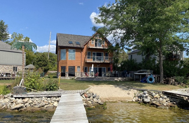 Pewaukee lake Sunset Lodge- sleeps 16 + Get away from the City during the RNC