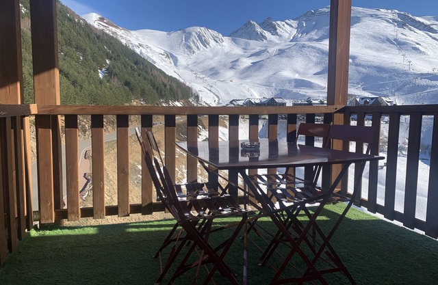 PEYRAGUDES - BACK ON SKIS - Sleeps 8