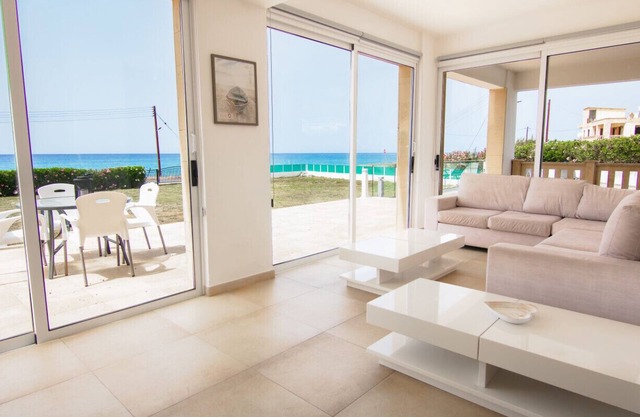 Phaedrus Living: Beachfront Villa Mare