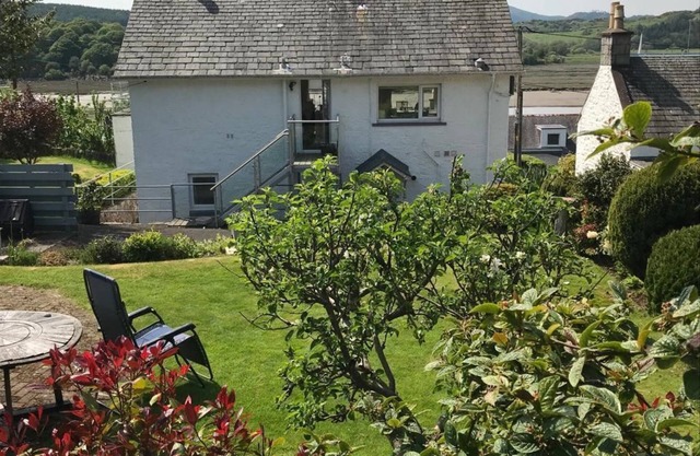 Phoenix Cottage - a house that sleeps 8 guests in 3 bedrooms
