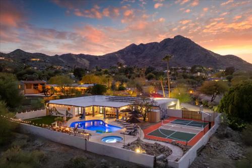 Phoenix Luxury Sleeps 16 Sports Court Game Room