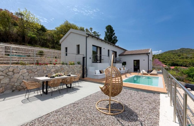 Phos & Physis Luxury Villa