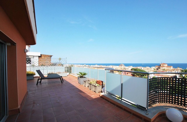 Picasso street - Sea views village centre