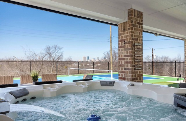 Pickleball HotTub MiniGolf with Downtown FW Views!