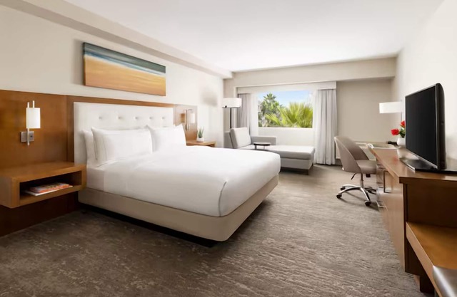 Picturesque Retreat: Serene Views | Romantic Couple Stay | Pool