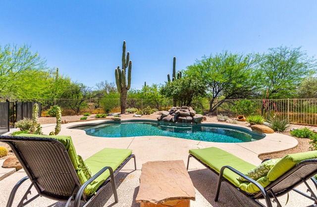 Picturesque SW Desert Living, Very Private Pool, Hot Tub & Cruiser Bicycles