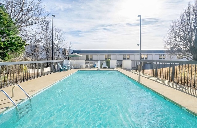 Picturesque View! w/Free Parking & Outdoor Pool, Near Creative Discovery Museum