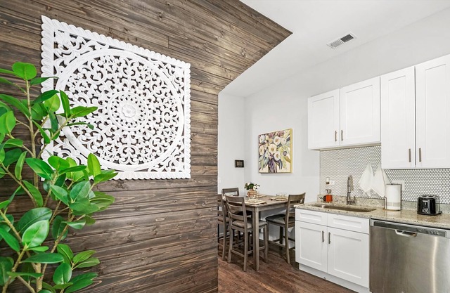 Pilsen Apartment Near Downtown Chicago