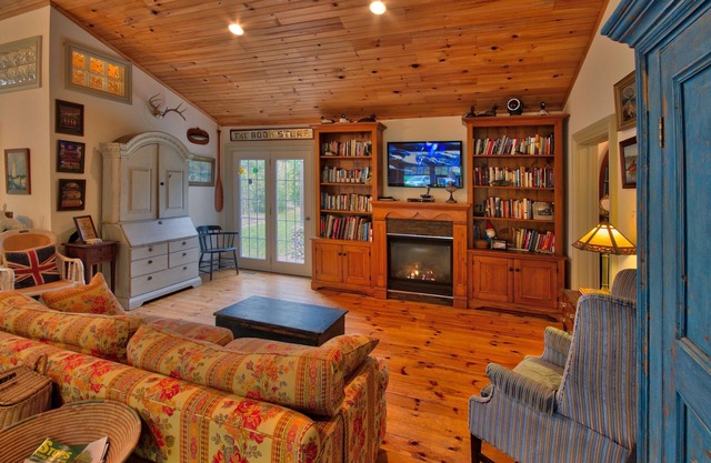 Pine Grove Cottage: Character Plus!