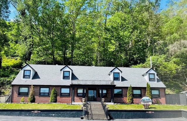 Pine Mountain Inn - Minutes from the Laurel Cove and Bell Theatre music venues!