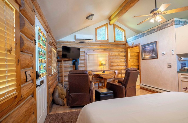 Pine Tree Cabin - Pet Friendly! Home away from home!