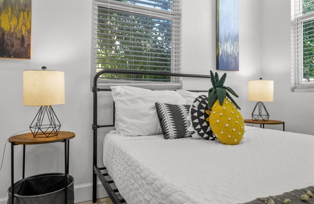 Pineapple Paradise #3 13 min to Beach Fire Pit