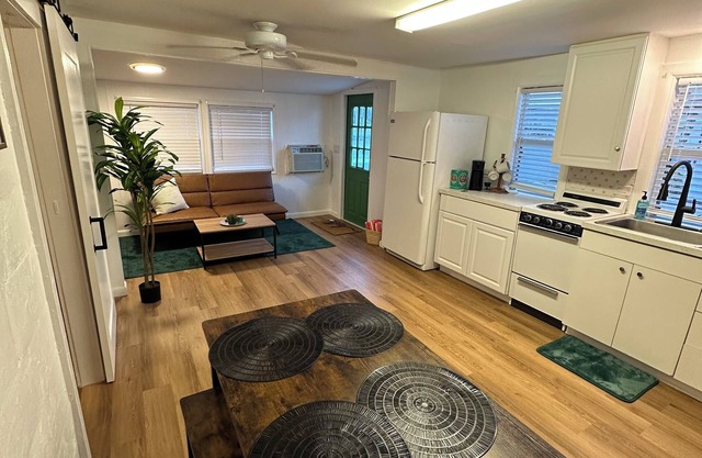 Pinecraft 1Br/1B - Watch the Park, Walk to Restaurants, 15 Min drive to beaches