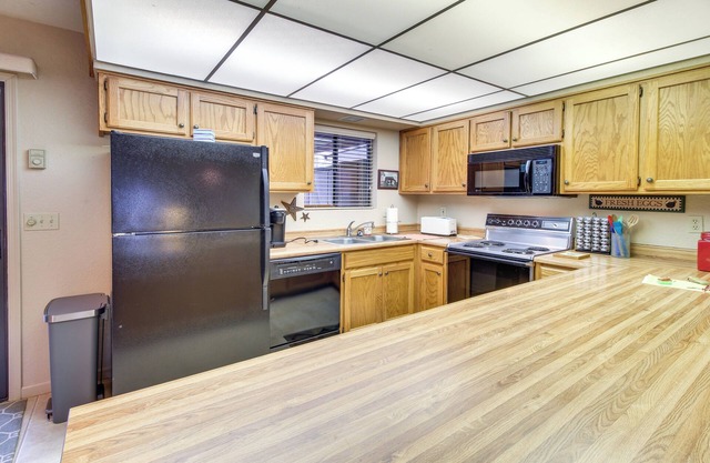 Pinetop Townhome w/ Private Patio & Gas Grill