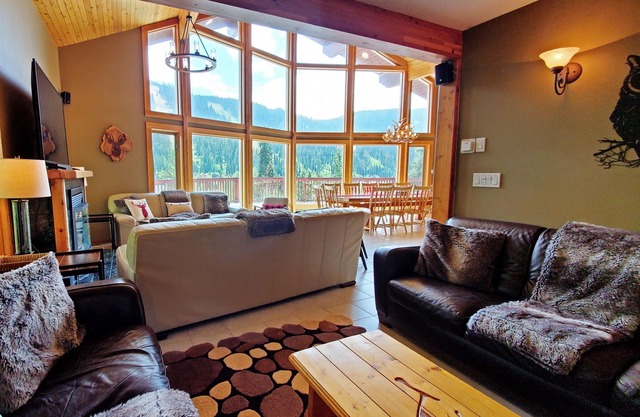 Pinetree Chalet: 6Bd/5Ba | PanoramicView | On-Slope Tod Mtn Ski-in | OpenAir Tub