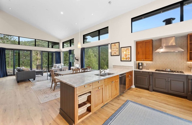 Pineview Panorama Luxe Retreat | 20 Mins 2 Boulder