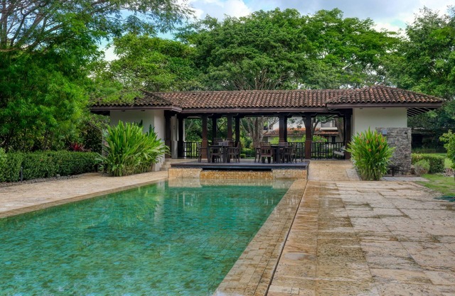 Pinilla, Quiet & Spacious 3BR home, shared zero edge lap pool