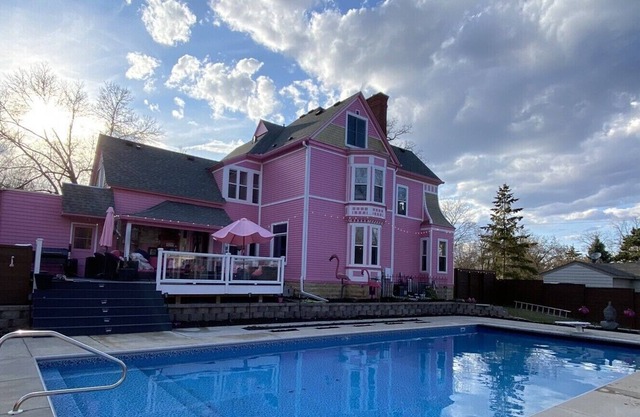 Pink Castle Bae-cation (Pool & Hottub) in Hudson, wI