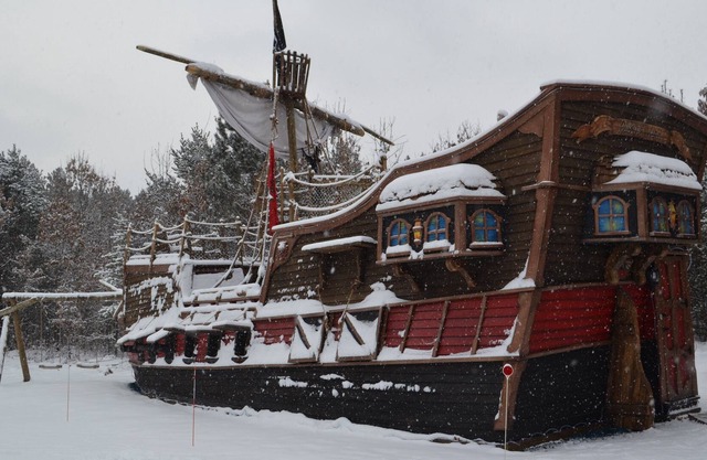 Pirate Ship Adventure cabin! Near Dells! Sleeps 6- Arrgh Maties!