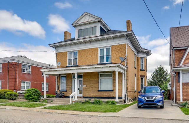 Pittsburgh Vacation Rental about 6 Mi to Downtown!
