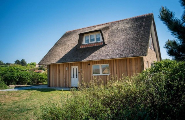 Platte Duun is situated in a unique location in the dunes between Nes and Buren.